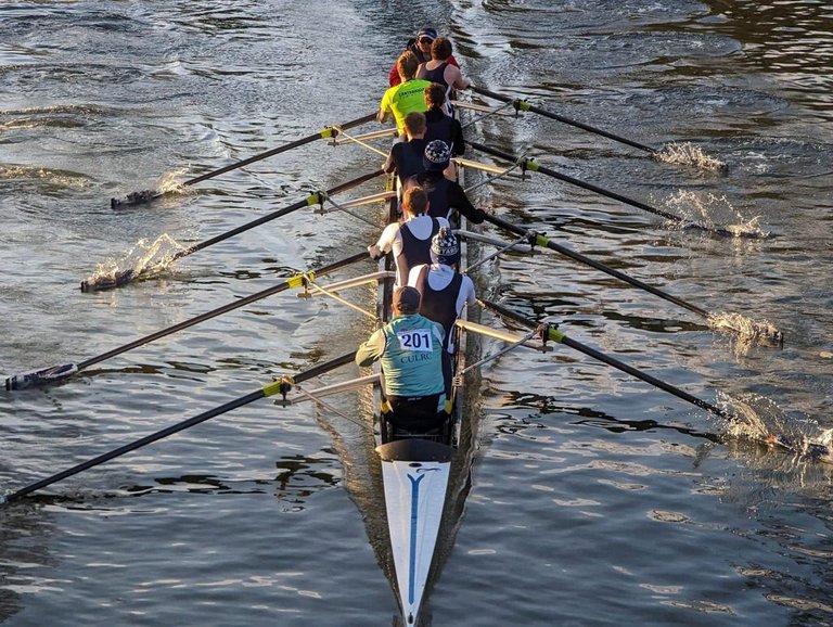 The senior men's 8+ racing towards green dragon bridge